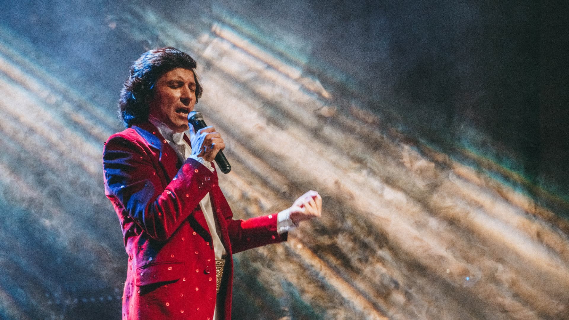 Primer plano cantando en escena